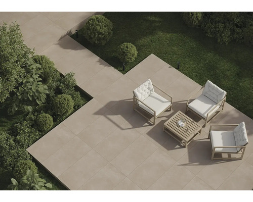 Trädgård med terrassplattor, sittgrupp och grönska