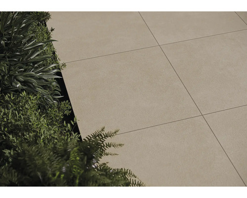 Terrassplattor lagda bredvid plantering utomhus.