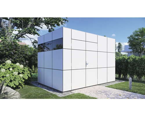 Trädgårdshus med fönster och dörr i trädgården