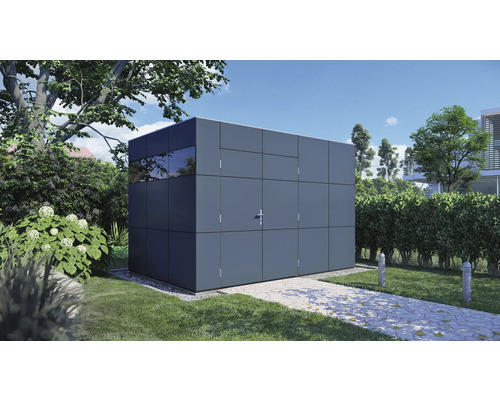 Modern redskapsbod med fönster i trädgården