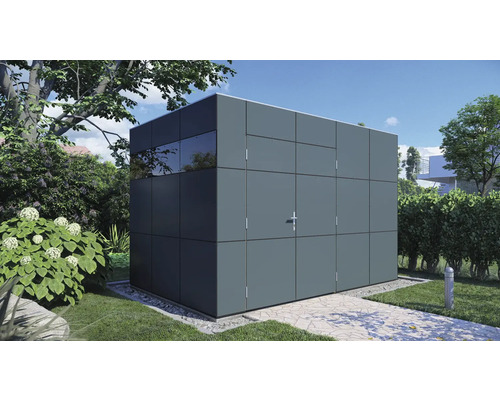 Modern trädgårdsbox av metall med fönster och dörr i trädgården