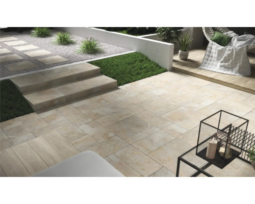 Terrass med trappor av sten och växter