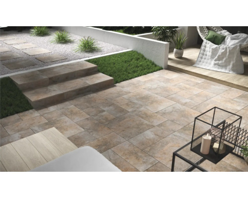 Terrass med stentrappor, trädgårdsgångplattor och sittplats