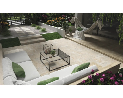 Uteplats med trädgårdsmöbler, stengolv och dekorativa element