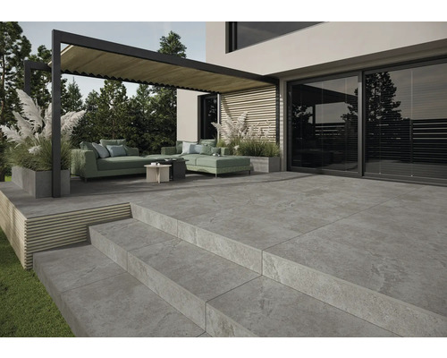 Terrass med plattor, pergola och sittgrupp