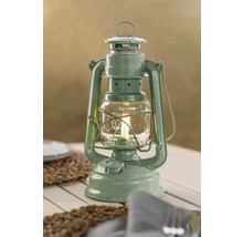 Grön fotogenlampa på ett bord