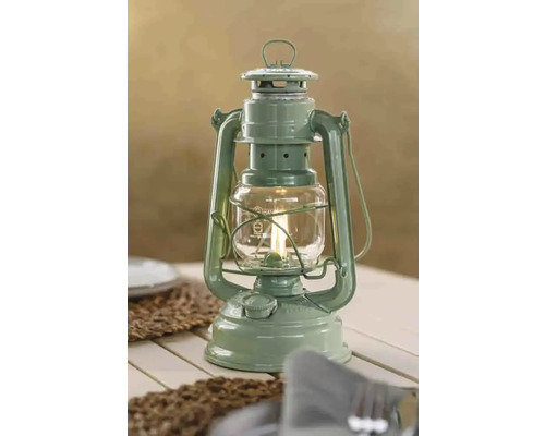 Grön fotogenlampa på ett bord