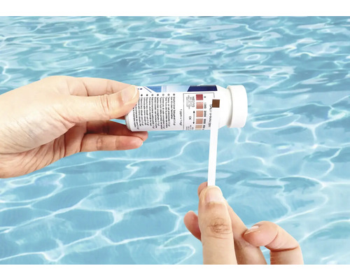 Person testar salthalten i en pool med en testremsa