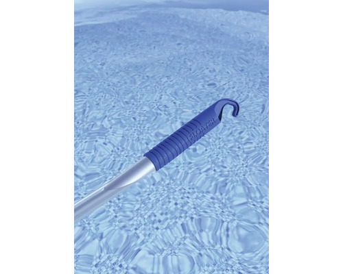 Poolhåv med teleskopstång i vattnet