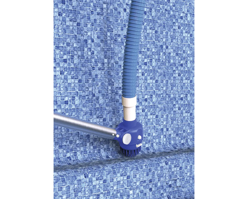 Poolborste med slang för rengöring av en pool