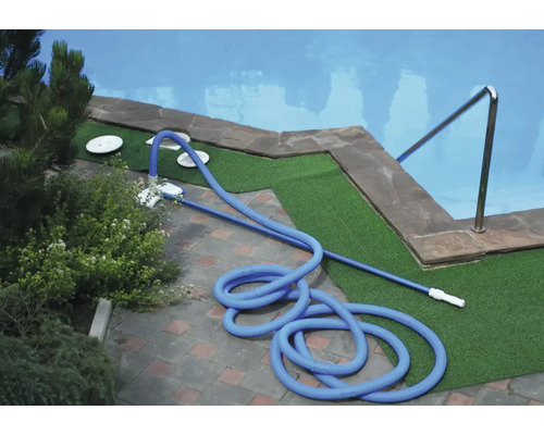 Poolrengörare med slang vid poolkanten