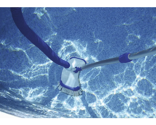 Poolrengörare med borste och slang i vattnet