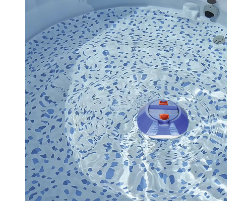 Flytande klordispenser i poolen för vattenunderhåll