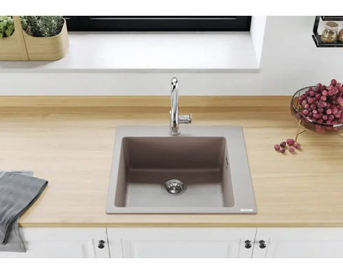 Diskho av kompositmaterial med armatur i en ljus köksmiljö.