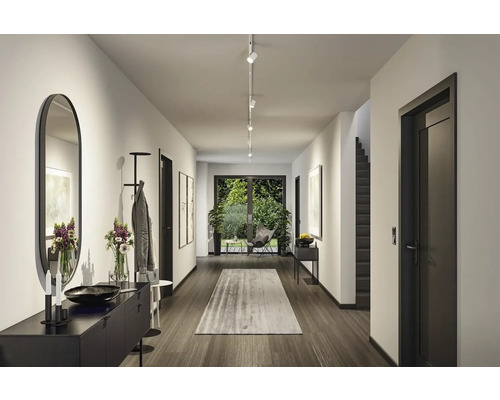 Ljus hall med hatthylla, spegel, byrå och matta