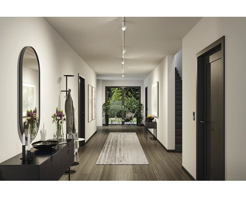 Hall med garderob, spegel, byrå och belysning