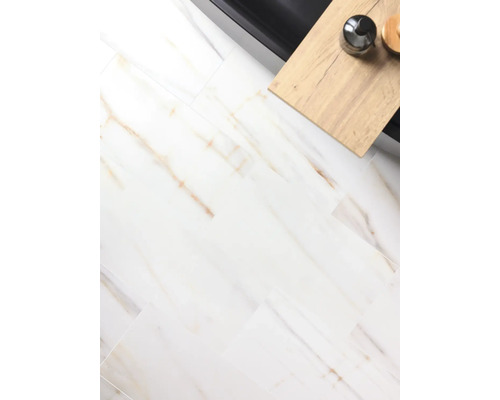 Ljust badrumsgolv med marmorlook