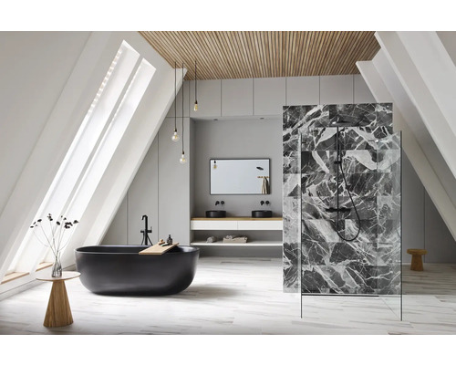 Ljust badrum med badkar, dusch, handfat och spegel på en vindsvåning