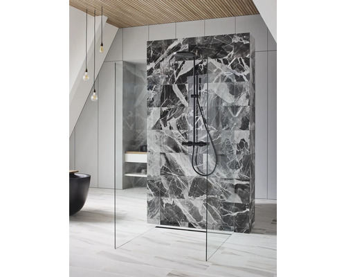 Badrum med duschkabin, utrustat med marmorplattor och duschblandare