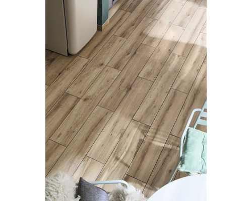 Golvyta med träimitation i ett ljust rum.