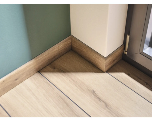 Golvbeläggning och golvlister i ett rum