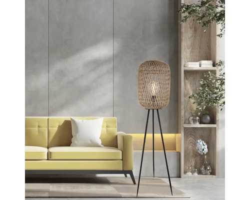 Vardagsrum med gul soffa och golvlampa med rotting lampskärm på stativ