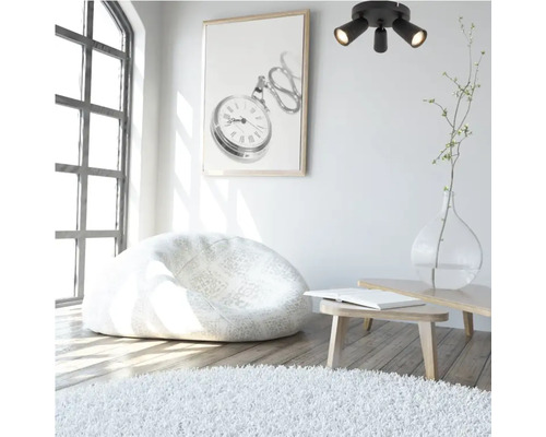 Ljust rum med sittsäck, matta, taklampa och väggmålning