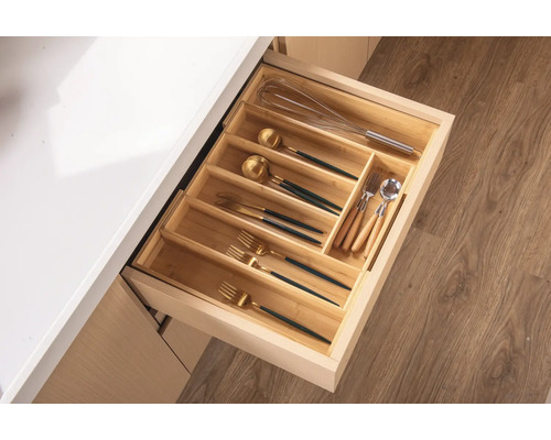 Öppen låda med besticklåda i bambu och köksredskap