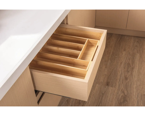 Öppen låda med en besticklåda av trä