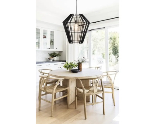 Matsal med matbord, stolar och en dekorativ hänglampa