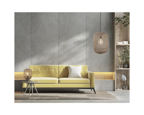 Vardagsrum med gul soffa, bordslampa och hänglampa i rotting