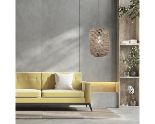 Vardagsrum med gul soffa, hängande rottinglampa och trähylla