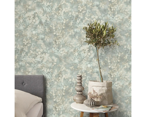 Rumsutsikt med blommig tapet, sidobord, växt och sänggavel