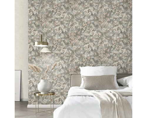 Sovrum med blommönstrad tapet, säng och sidobord med dekoration