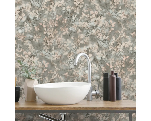 Badrum med handfat, kran och blommig tapet