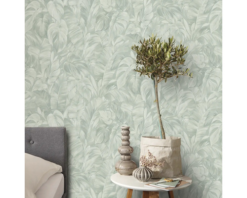 Vardagsrum med blad tapeter, bord och dekoration