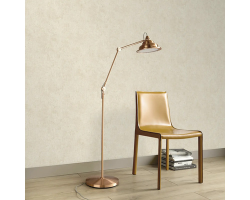 Golvlampa och stol i en interiör