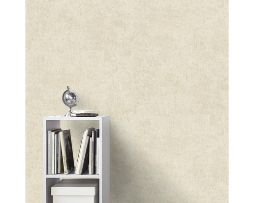 Ljus väggbeklädnad med struktur bredvid en hylla med böcker och dekoration