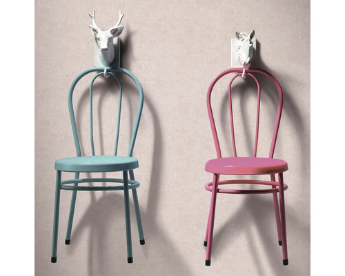 Två stolar med väggkrokar i form av djurhuvuden