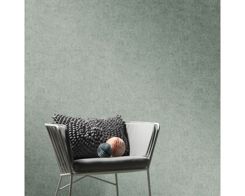 Bild med mönstrad tapet, stol, kudde och dekoration