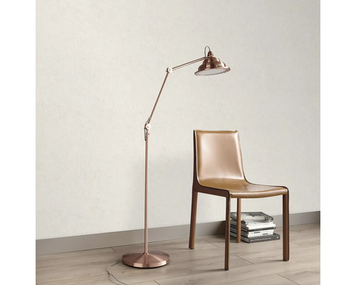 Golvlampa och stol av metall och läder