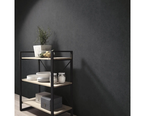 Hylla med tre nivåer med växt, porslin och förvaringsburkar