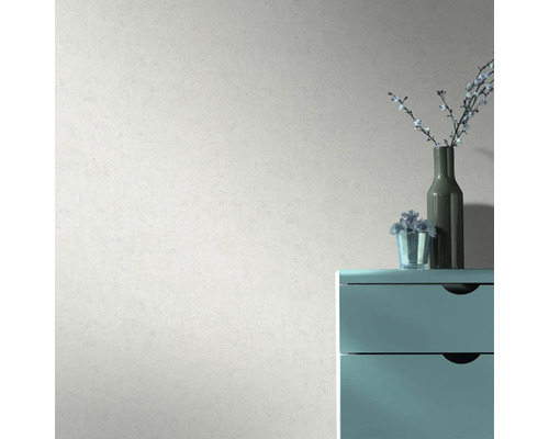 Vägg med träfiberstruktur, byrå, dekoration med vas och blommor