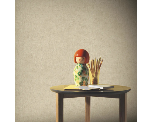 Dekorativ scen med en Kokeshi-docka, pennor och ett anteckningsblock på ett bord