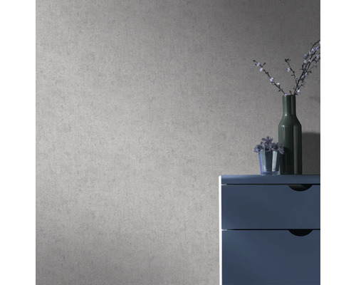 Grå strukturtapet med byrå och dekoration