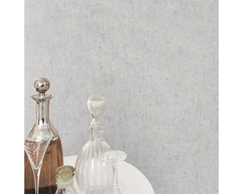 Närbild av en grå non-woven tapet med en fin struktur på väggen