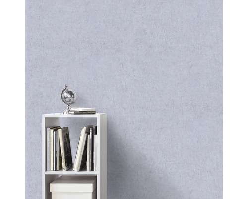 Vägg med struktur och bokhylla