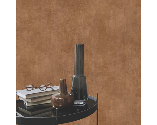 Väggdekoration med böcker, glasögon och vaser på ett bord