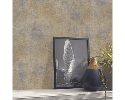 Närbild av en strukturtapet med abstrakta mönster, kombinerat med dekorativa element som en fotoram och en vas