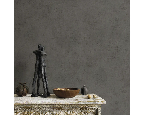 Närbild av en grå vägg med dekorationer på ett bord